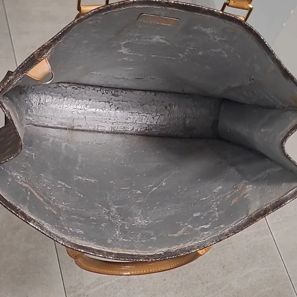 SOLD - Authentic Louis Vuitton - Picture 7 of 11